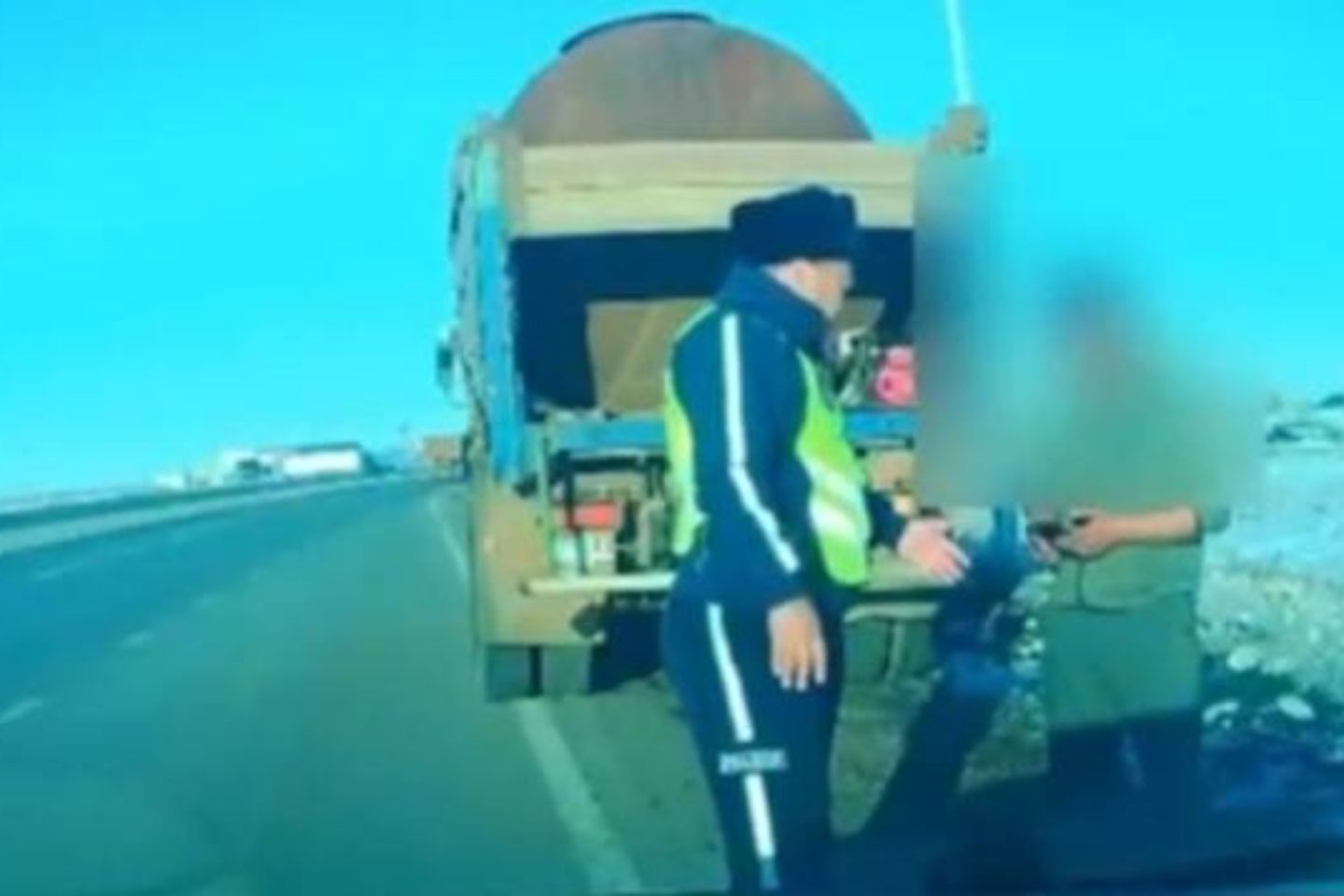 Новости Казахстана / Дальнобойщик "под кайфом" задержан на трассе в Казахстане Новости Казахстана / Дальнобойщик "под кайфом" задержан на трассе в Казахстане