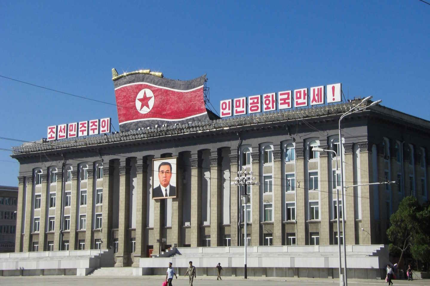 Новости мира / Политика в мире / Ким Чен Ын ознакомился с новой тактической ракетной системой