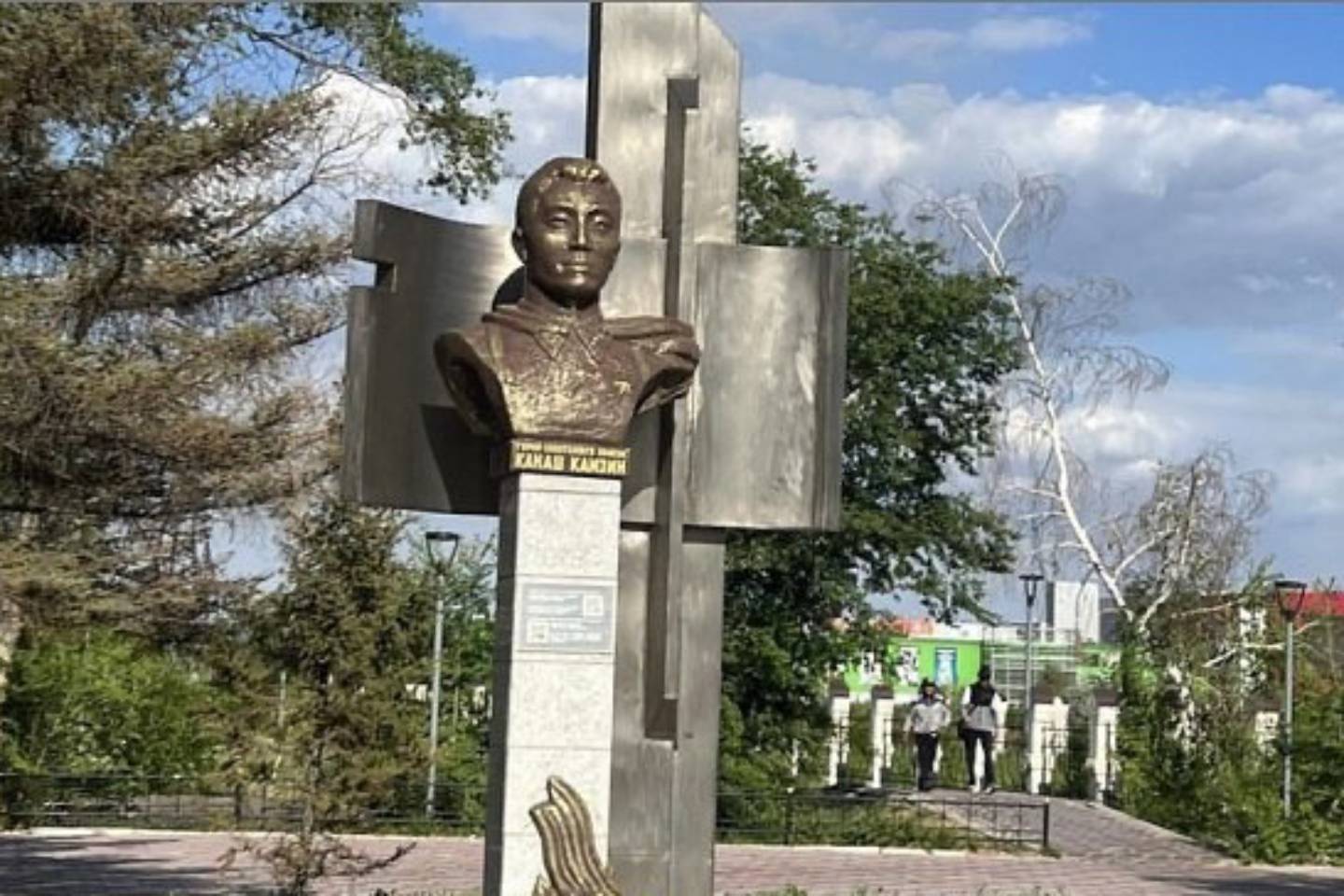 Происшествия в Казахстане и мире / QR-код с рекламой наркотиков нашли на памятнике в Павлодаре