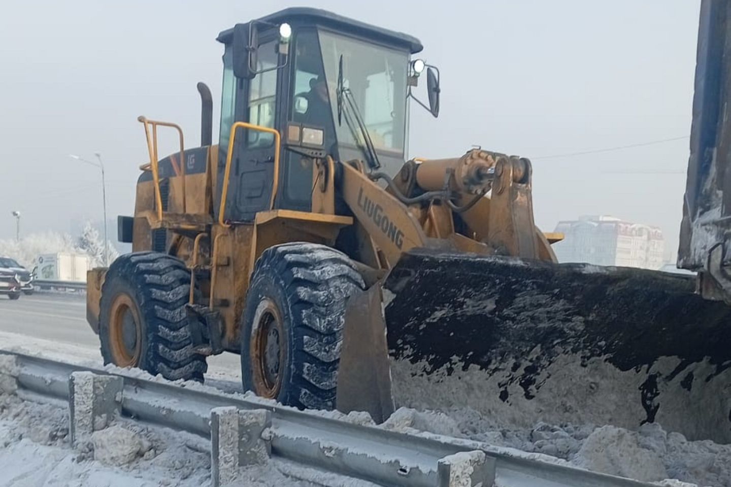 Усть-Каменогорск и ВКО / Дорожные службы ВКО обеспечены ГСМ и противогололедными материалами Усть-Каменогорск и ВКО / Дорожные службы ВКО обеспечены ГСМ и противогололедными материалами