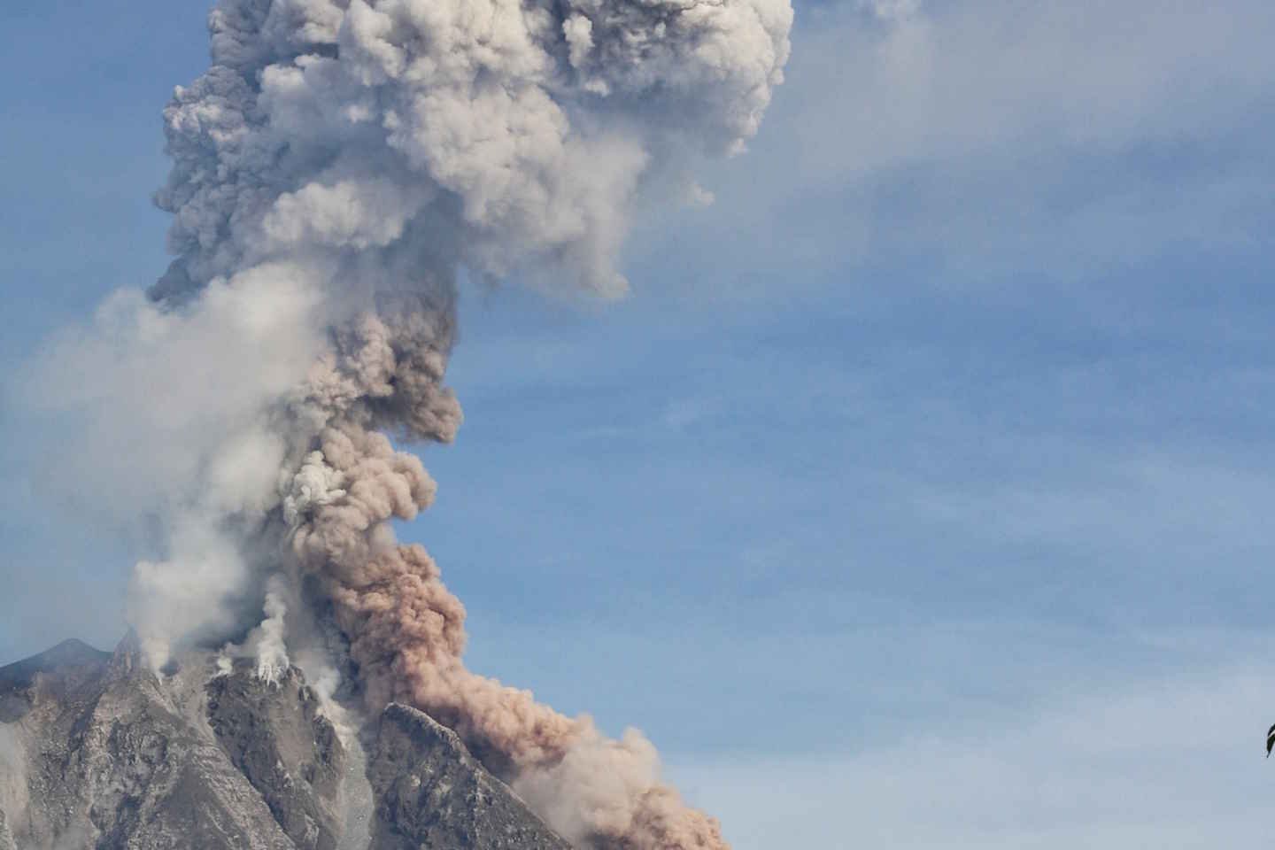 Происшествия в Казахстане и мире / На Филиппинах активизировался вулкан