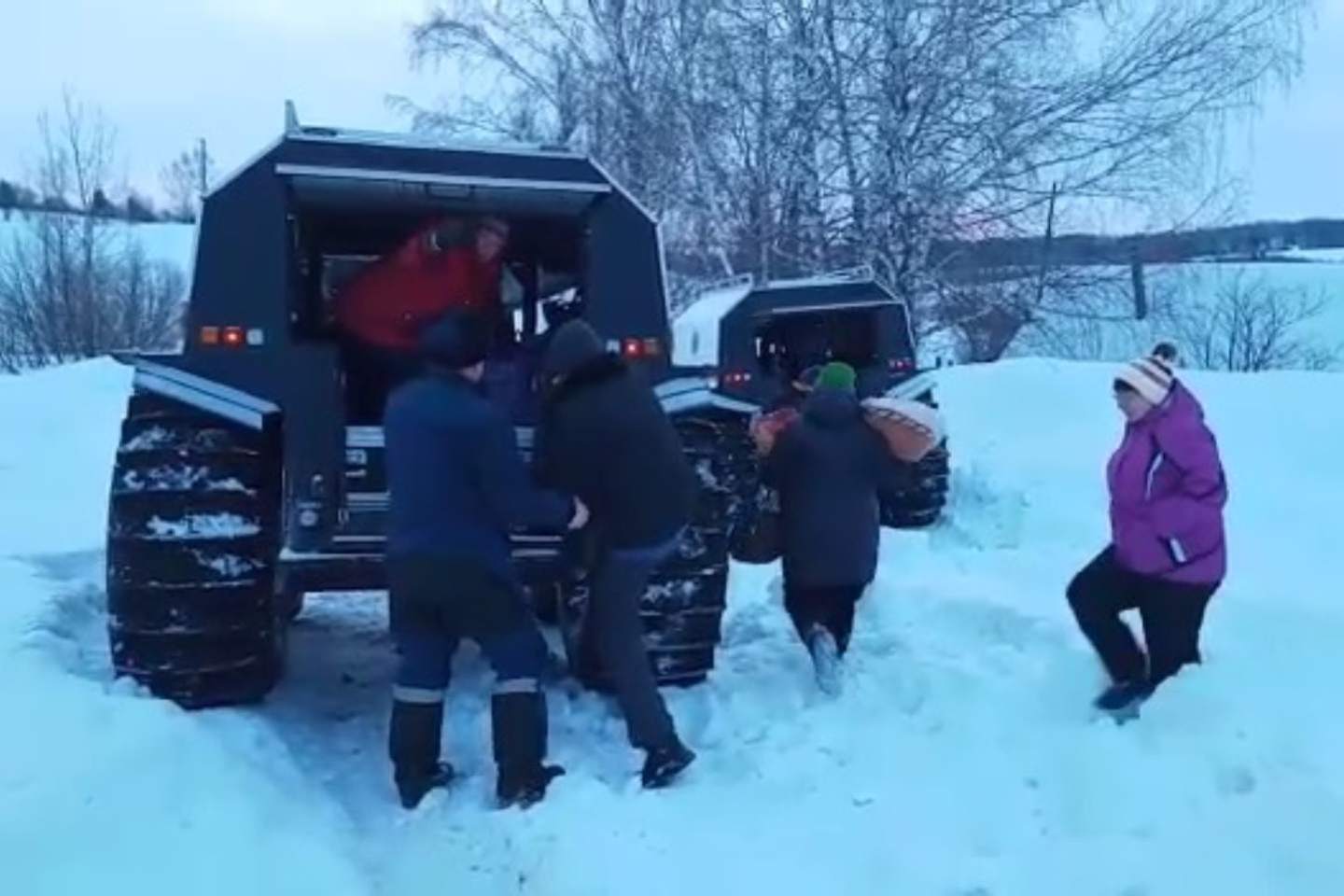 Происшествия в Казахстане и мире / Недельный снегопад загнал в ловушку 11 восточноказахстанцев