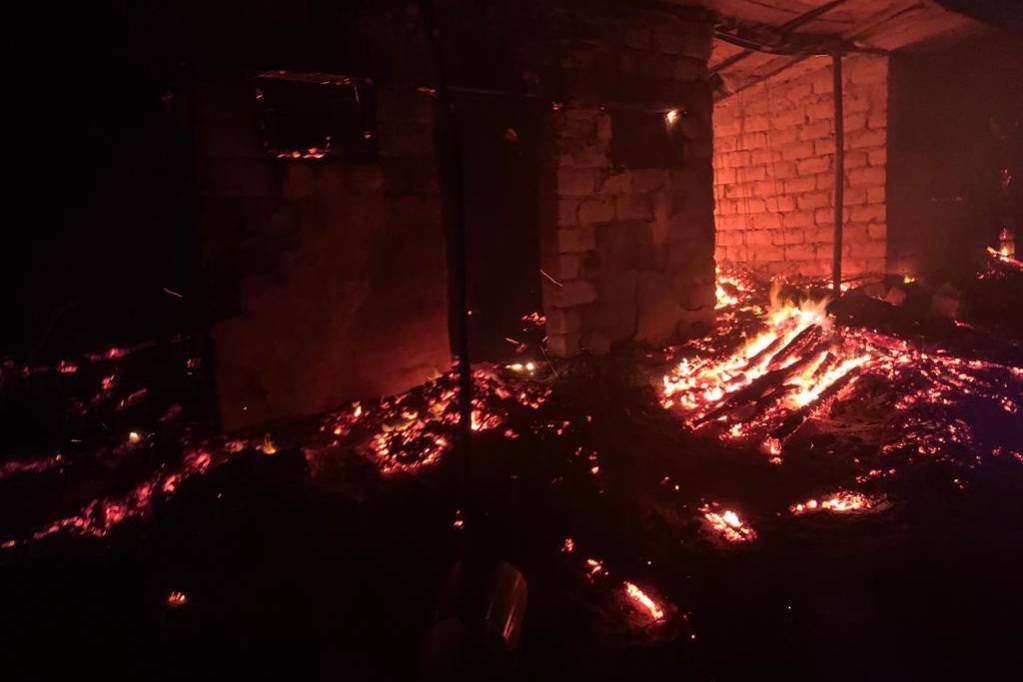 Происшествия в Казахстане и мире / Крупный пожар потушили огнеборцы в ВКО