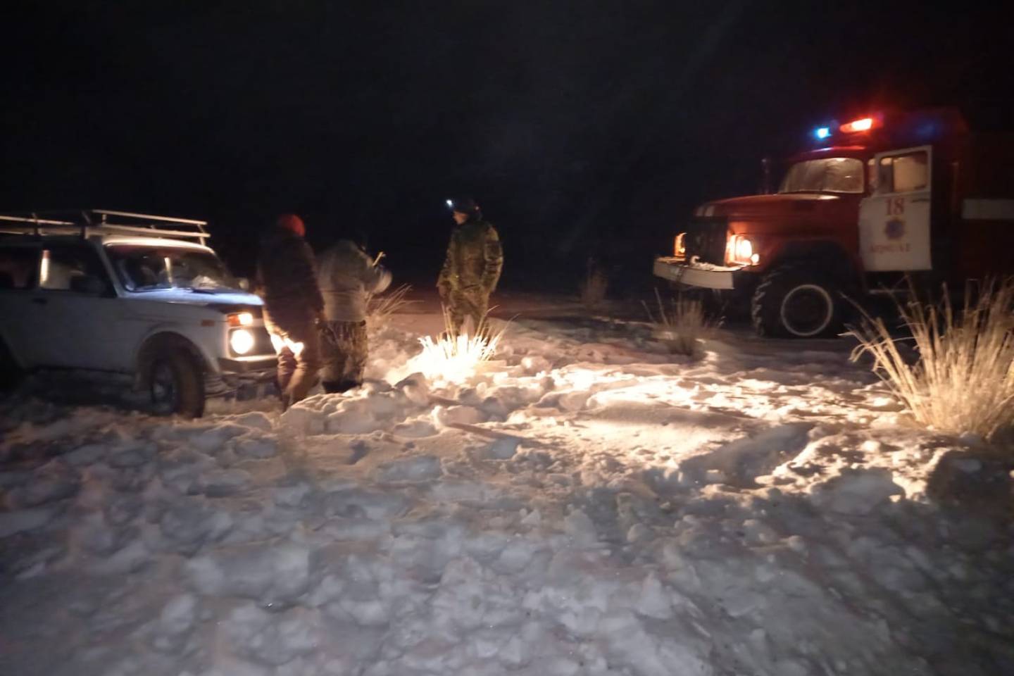 Усть-Каменогорск и ВКО / Из снежной ловушки помогли освободиться спасатели троим путникам в ВКО
