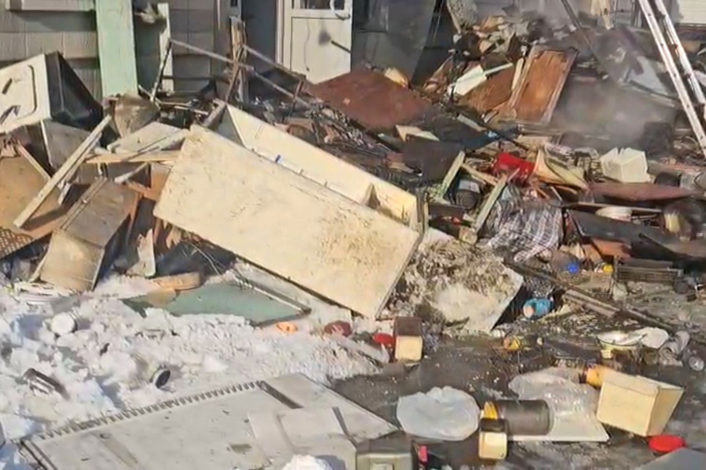 Усть-Каменогорск и ВКО / Усть-Каменогорск / Из горевшей на Ауэзова, 49Б квартиры пожарные вынесли газовый баллон