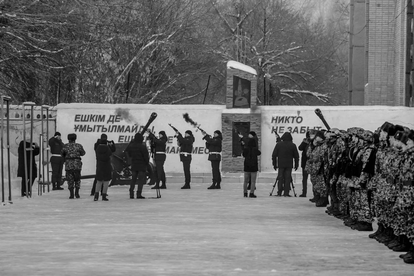 Происшествия в Казахстане и мире / Память военнослужащих, погибших в массовых беспорядках, почтили в ВКО