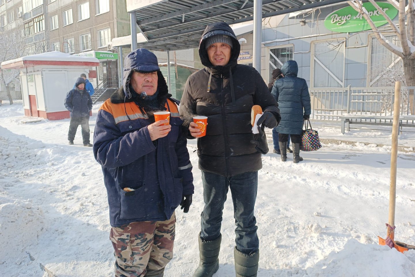 Усть-Каменогорск и ВКО / Усть-Каменогорск / Волонтеры Усть-Каменогорска чаем отогревают замерзших на улицах