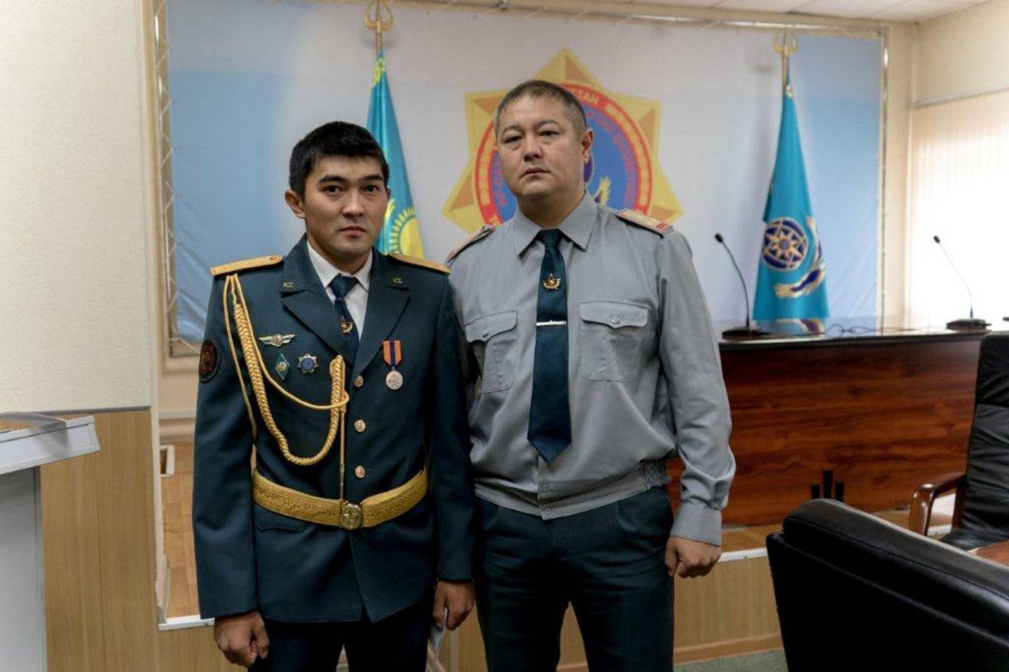 Происшествия в Казахстане и мире / Спасатели ВКО наградили гвардейца, рискнувшего жизнью ради спасения ребенка