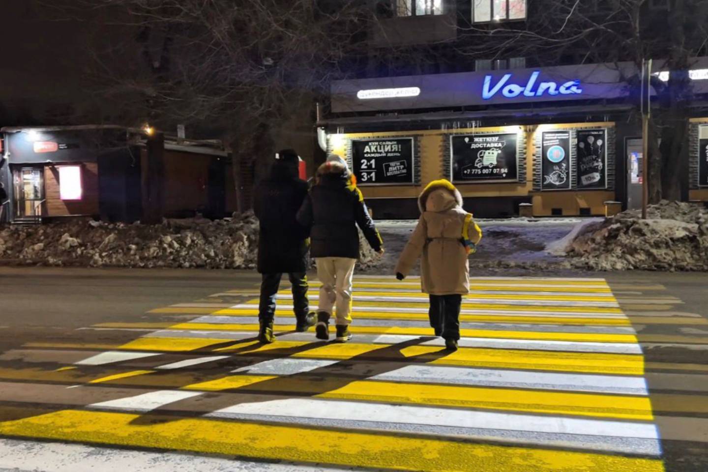 Усть-Каменогорск и ВКО / Усть-Каменогорск / Световые проекции "зебры" появились на дорогах Усть-Каменогорска