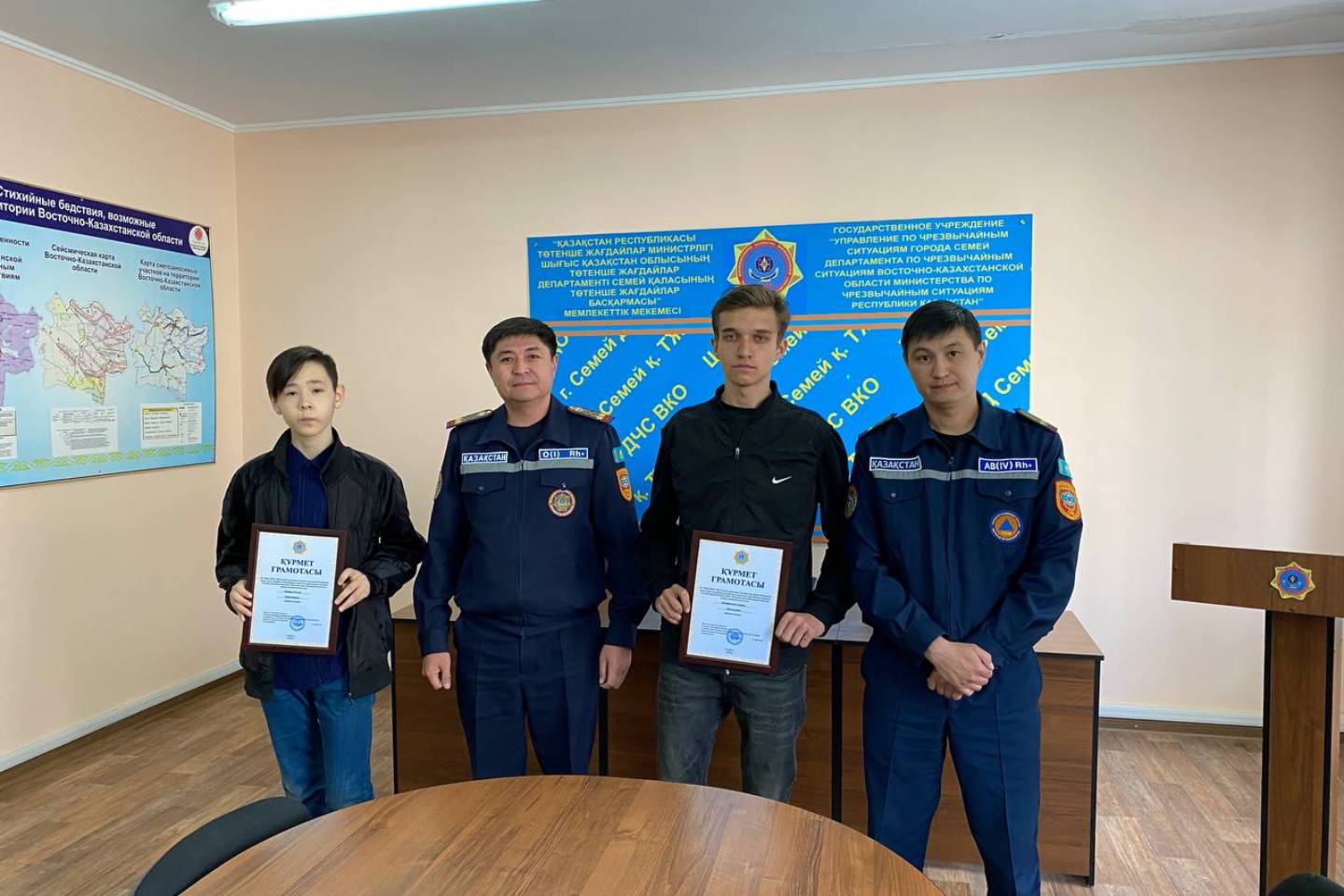 Усть-Каменогорск и ВКО / Спасатели наградили школьника и студента за спасение утопающего в ВКО