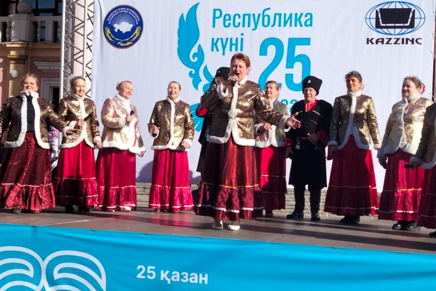 Усть-Каменогорск и ВКО / Усть-Каменогорск / Жители Усть-Каменогорска весело и дружно отметили День республики на площади ДКМ Усть-Каменогорск и ВКО / Усть-Каменогорск / Жители Усть-Каменогорска весело и дружно отметили День республики на площади ДКМ