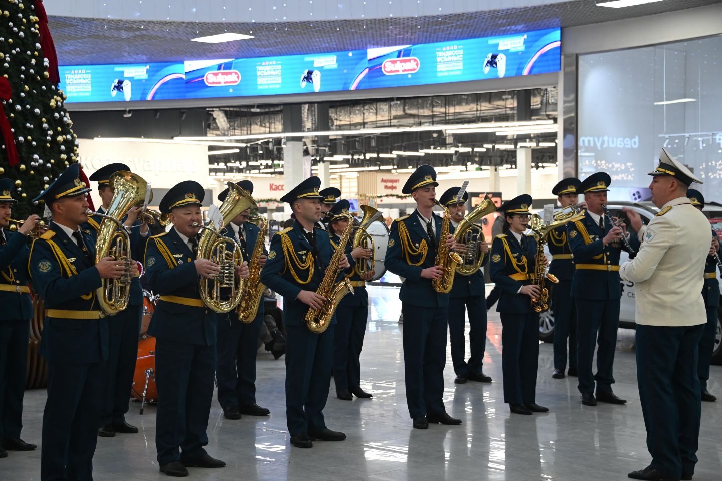 Усть-Каменогорск и ВКО / Усть-Каменогорск / Звучит оркестр духовой: жителей Усть-Каменогорска поздравили военной музыкой