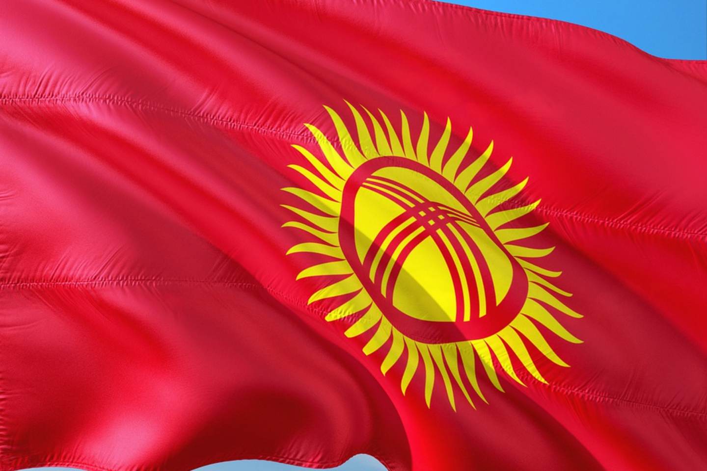 Новости мира / Политика в мире / Красный на голубой: депутат Кыргызстана захотел сменить цвет национального флага