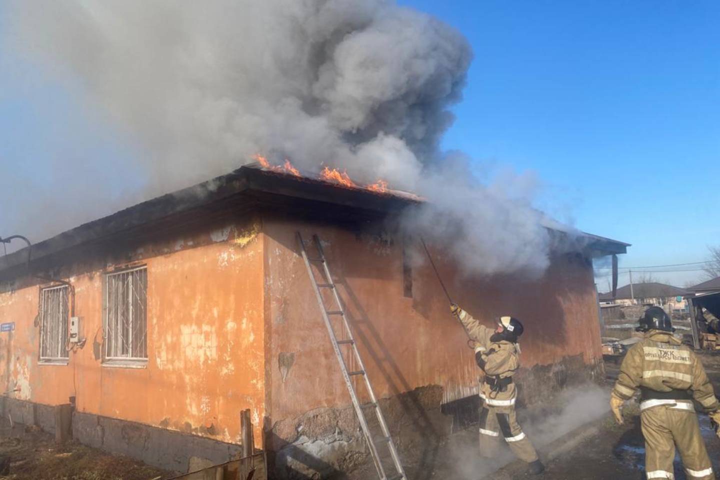 Усть-Каменогорск и ВКО / Житель Усть-Каменогорска вывел из горящего дома женщину и двоих детей