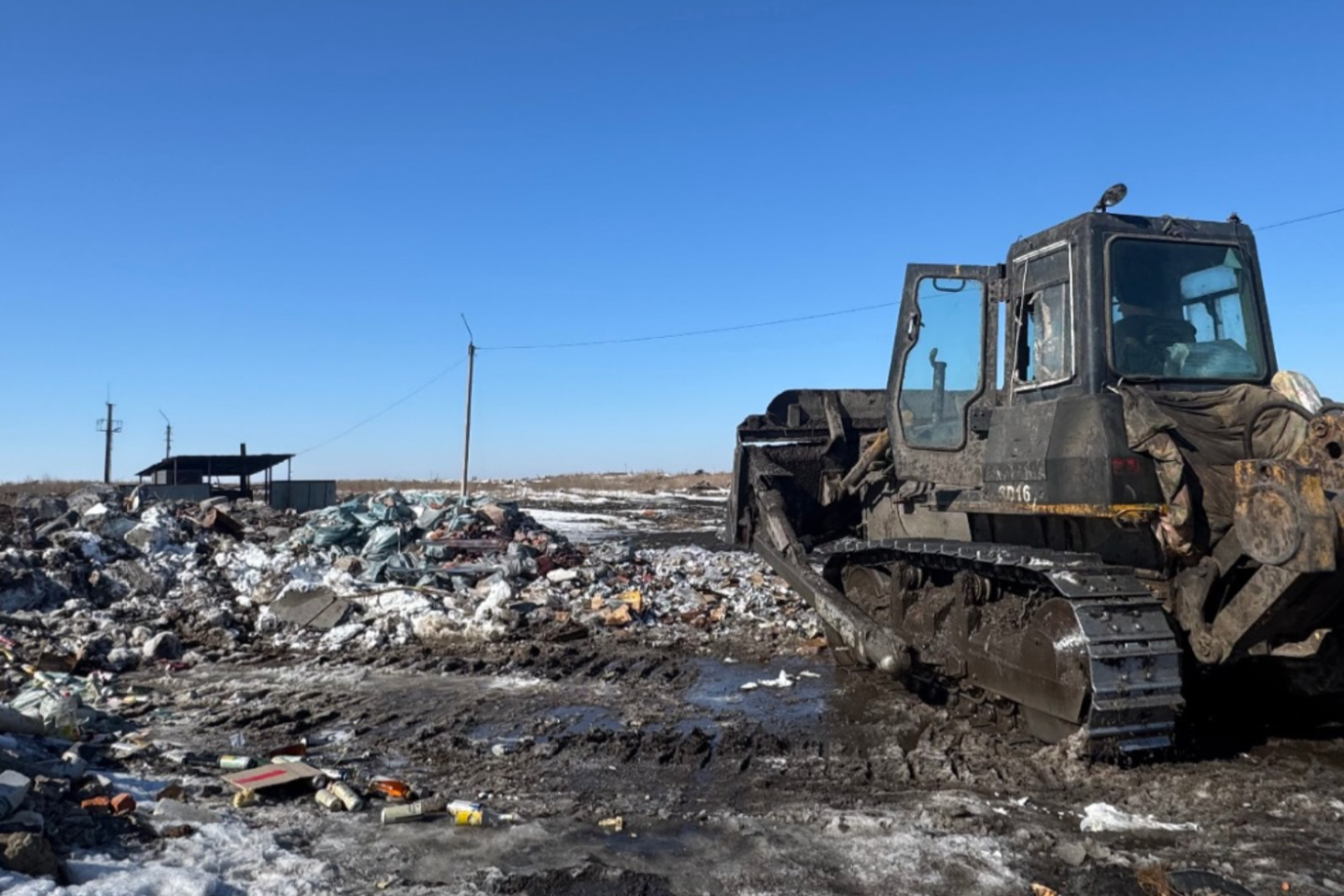 Новости Казахстана / Общество в Казахстане / Более 600 литров алкоголя уничтожили бульдозером в СКО