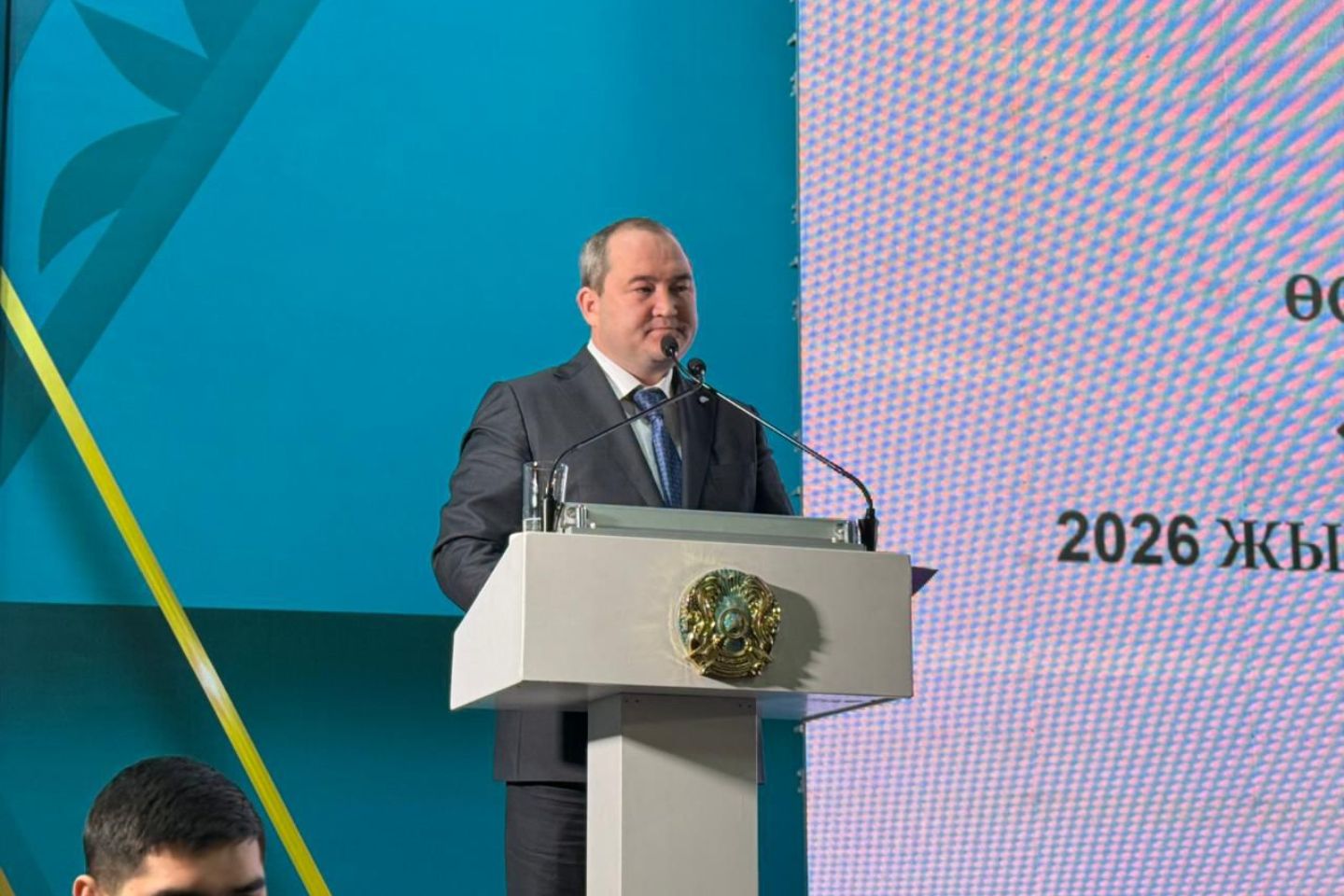 Усть-Каменогорск и ВКО / Усть-Каменогорск / В Усть-Каменогорке жильцам дома на ДКМ пообещали отремонтировать крышу и фасад