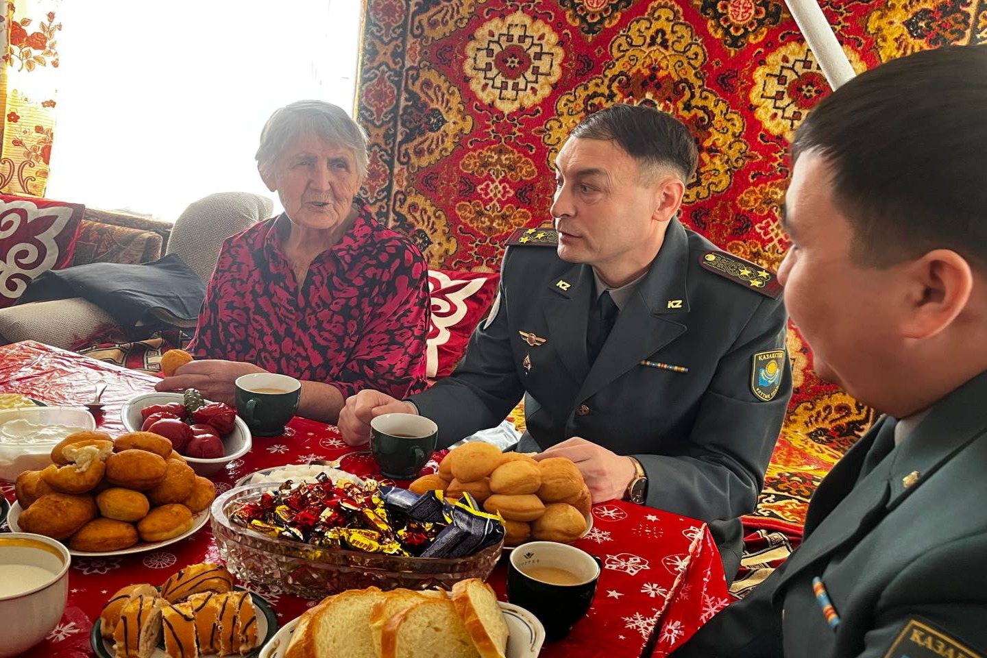 Усть-Каменогорск и ВКО / Өскемендік әскерилер ғасыр жасаған ардагерге ұлттық тағам ұсынды