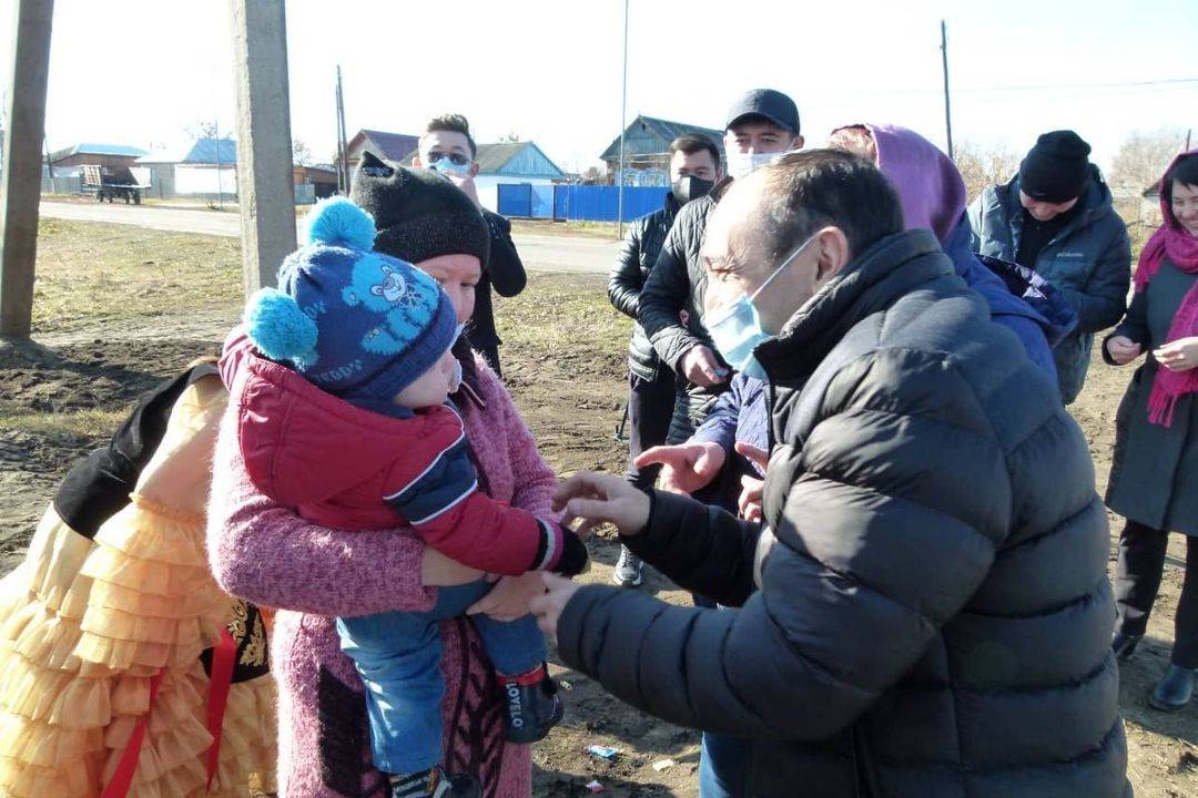 Новости Казахстана / Общество в Казахстане / В Бородулихинском районе две многодетные семьи получили жилье