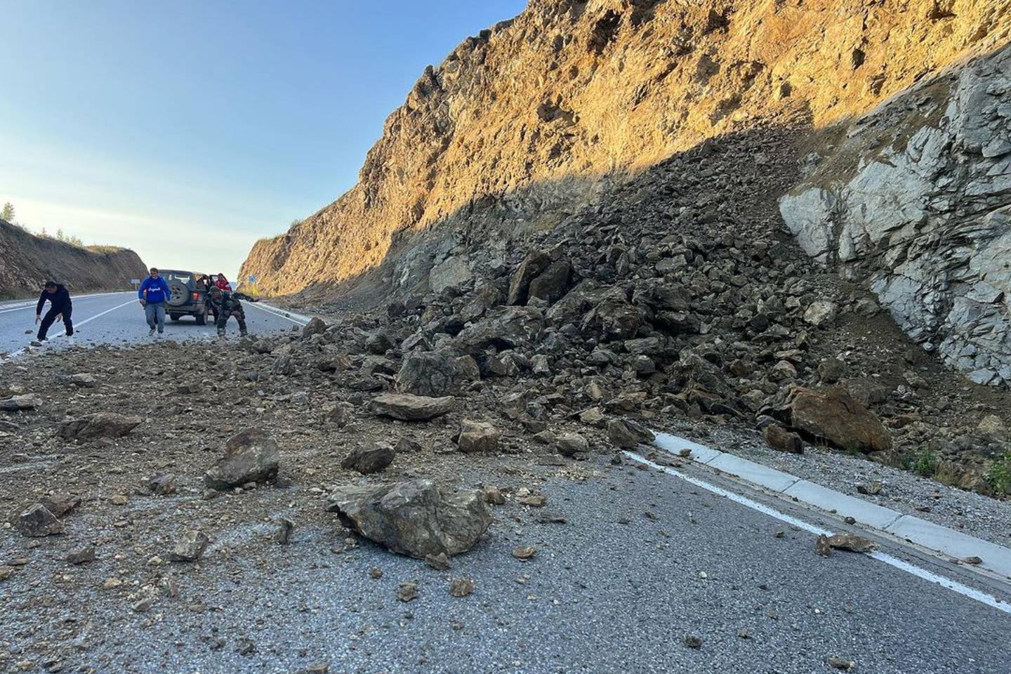 Усть-Каменогорск и ВКО / Часть скалы упала на участок дороги в ВКО