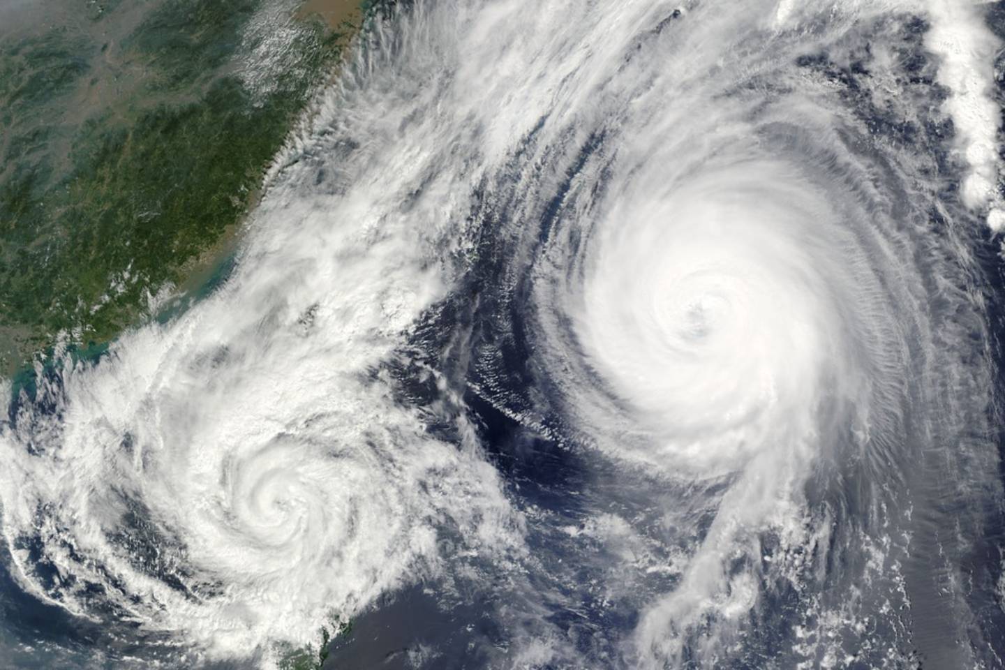 Происшествия в Казахстане и мире / Стихийные бедствия / Сильнейший за 2022 год тайфун бушует на востоке Китая