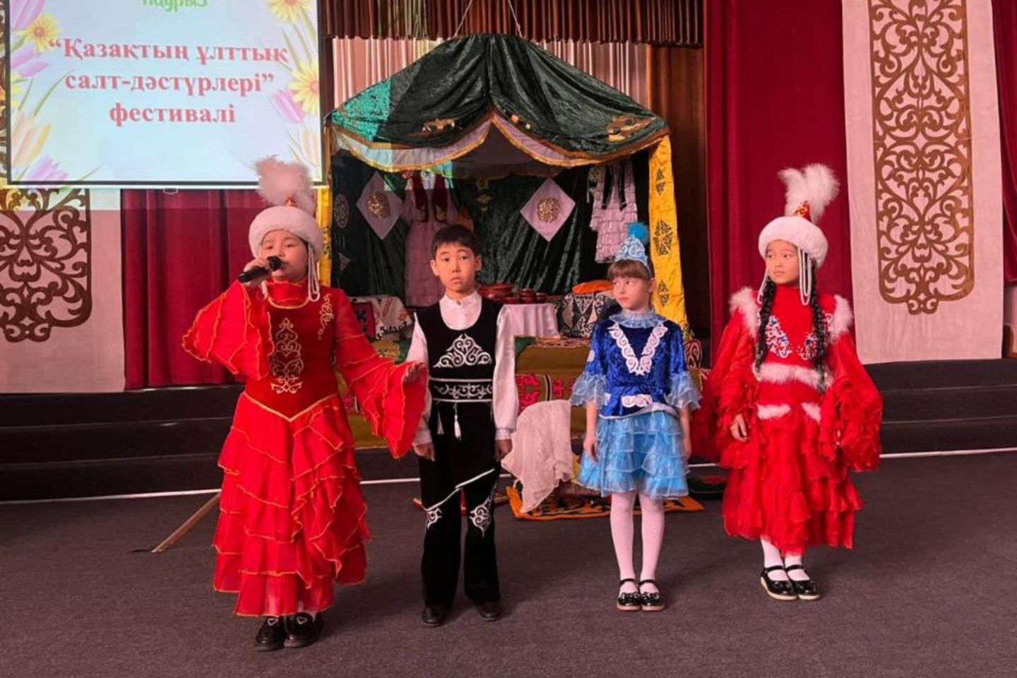 Усть-Каменогорск и ВКО / Алтай (район Алтай) / Школьники города Алтая устроили показ высокой моды национальной одежды Усть-Каменогорск и ВКО / Алтай (район Алтай) / Школьники города Алтая устроили показ высокой моды национальной одежды