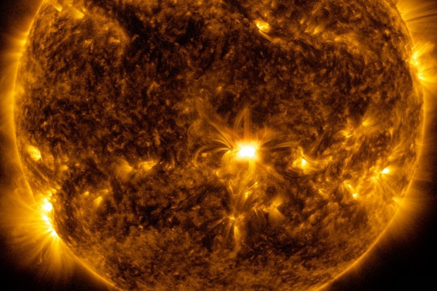 Новости мира / Интересные новости / Солнечного "ежа" заснял аппарат Solar Orbiter