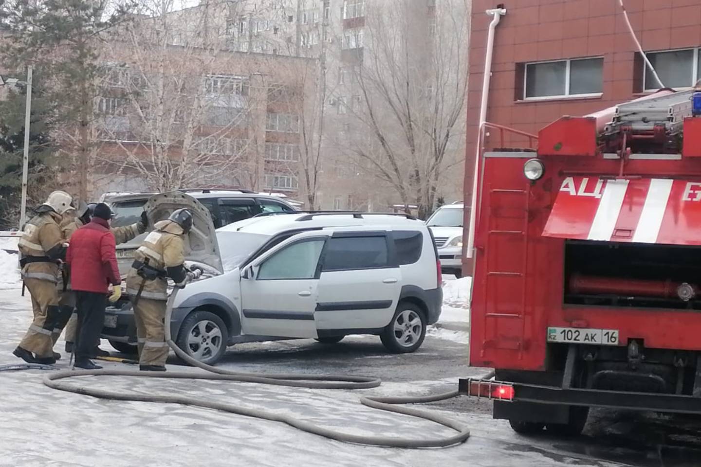 Усть-Каменогорск и ВКО / На одной из оживленных улиц сегодня горела машина в Усть-Каменогорске