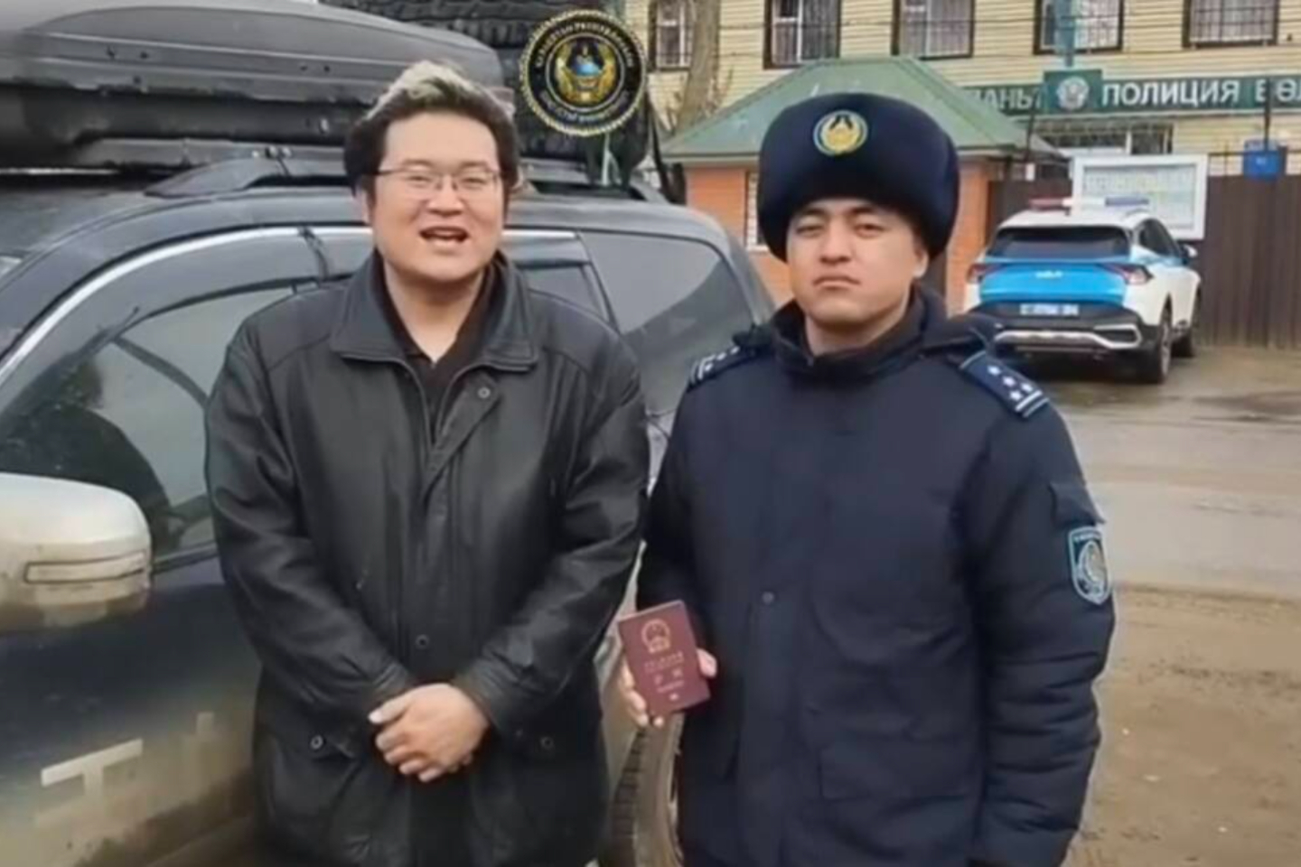 Новости Казахстана / Общество в Казахстане / Полицейский помог китайскому туристу на дороге в Казахстане