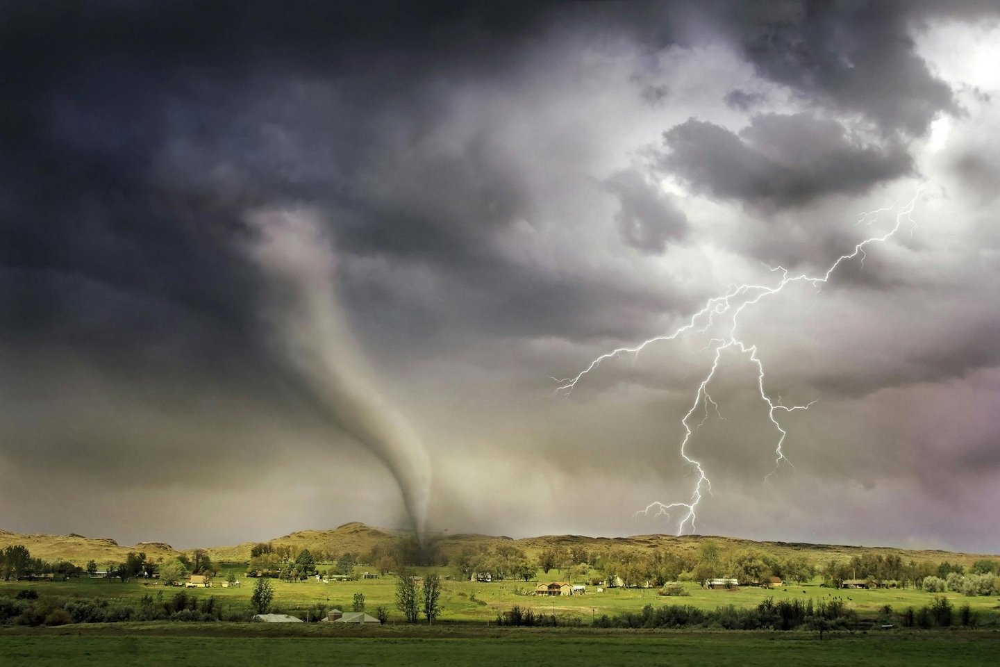 Новости мира / Последствия мощного торнадо устраняют в штате Оклахома