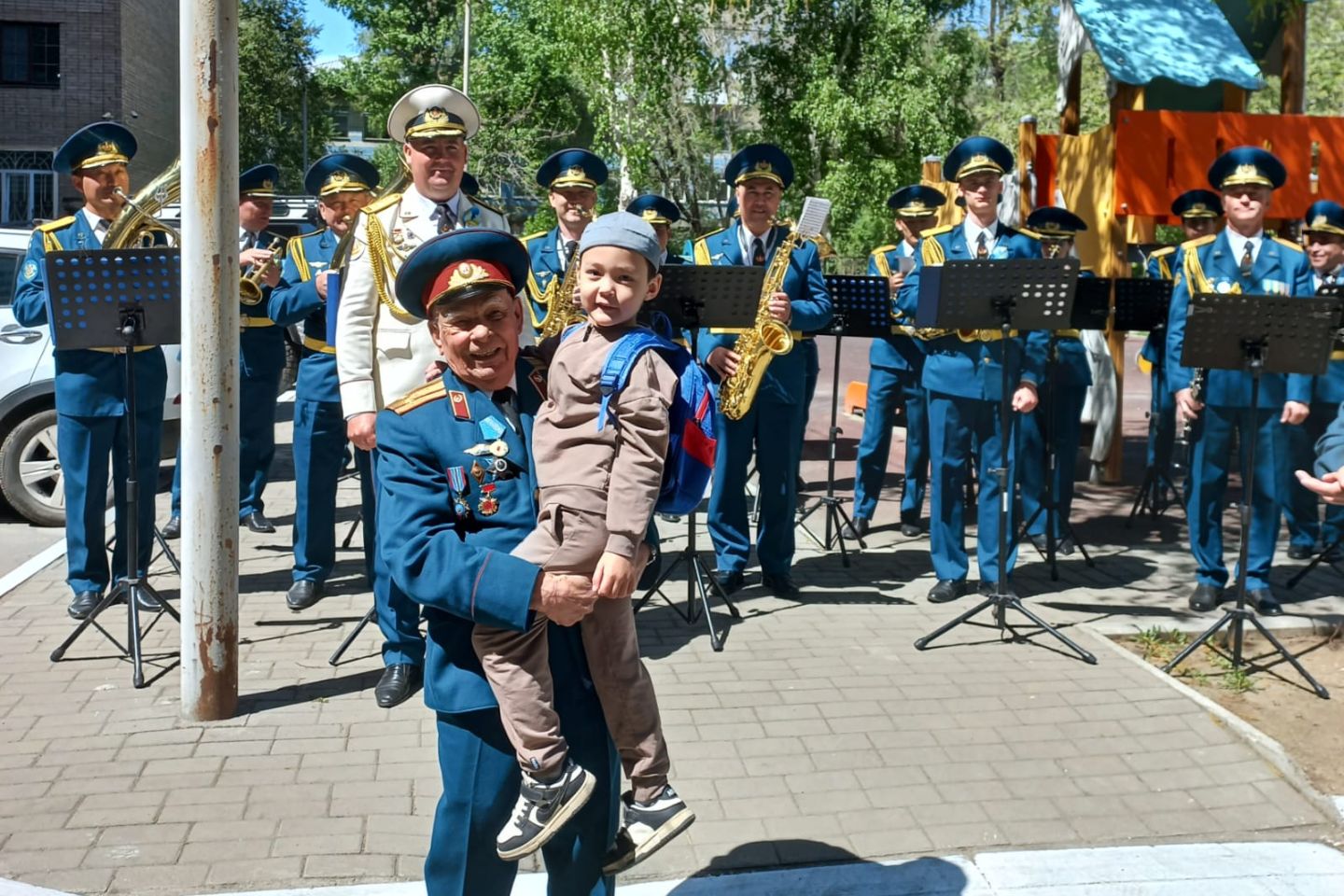 Усть-Каменогорск и ВКО / Усть-Каменогорск / Военнослужащие Национальной гвардии поздравили труженика тыла в Усть-Каменогорске Усть-Каменогорск и ВКО / Усть-Каменогорск / Военнослужащие Национальной гвардии поздравили труженика тыла в Усть-Каменогорске