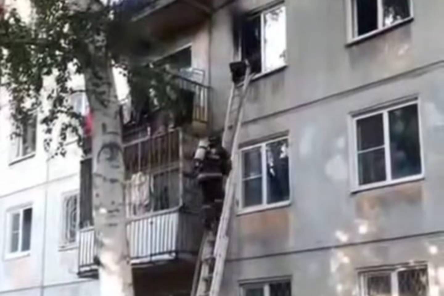 Усть-Каменогорск и ВКО / Спасатели вынесли мужчину из горящей квартиры в Усть-Каменогорске