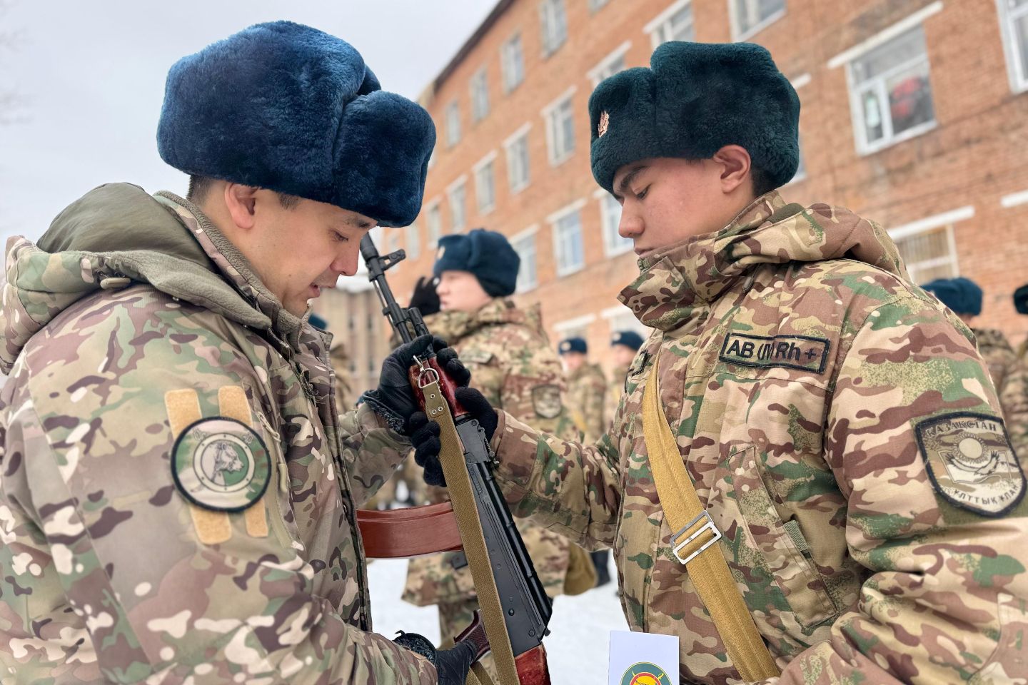 Усть-Каменогорск и ВКО / В Усть-Каменогорске военнослужащим выдали боевое оружие