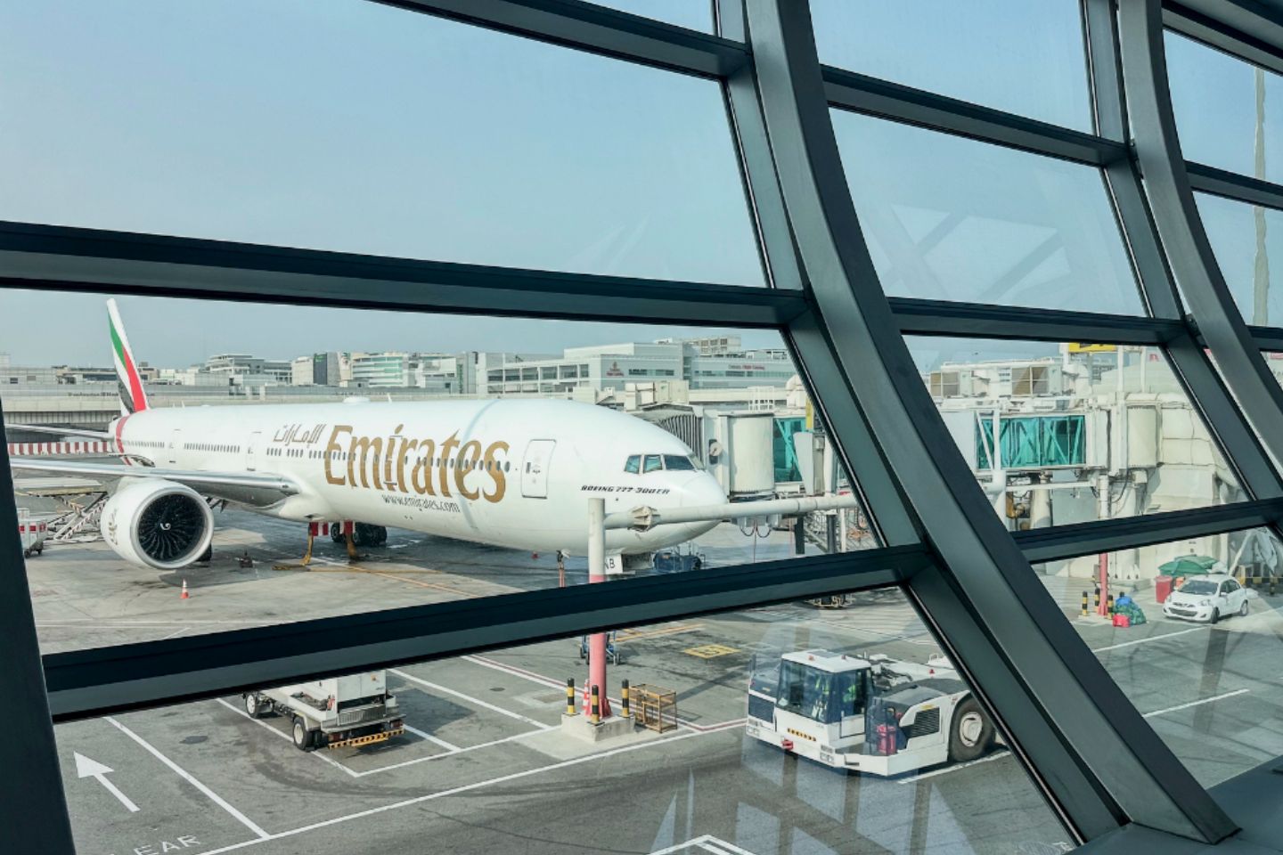 Новости мира / ОАЭ приостановили авиасообщение на фоне эскалации