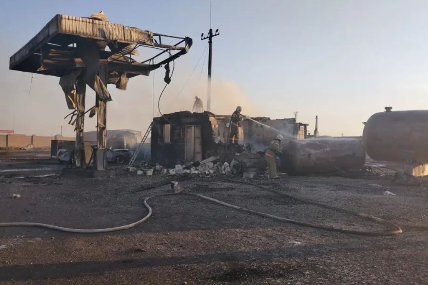 Происшествия в Казахстане и мире / Две газовых цистерны взорвались на заправке в Актюбинской области