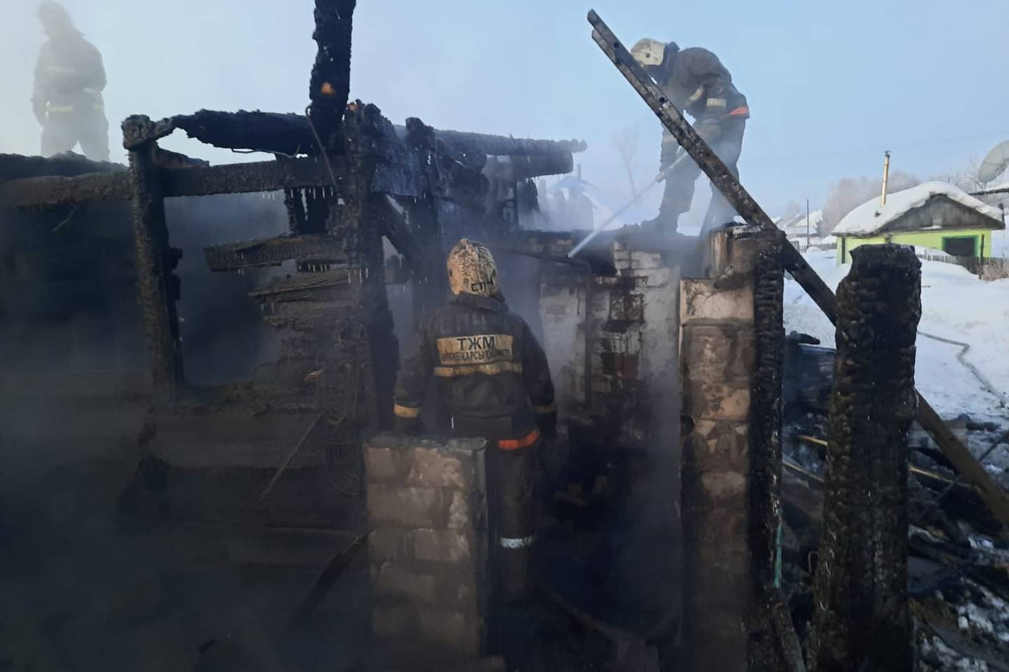 Усть-Каменогорск и ВКО / Спасатели предотвратили взрыв газовых баллонов в Риддере