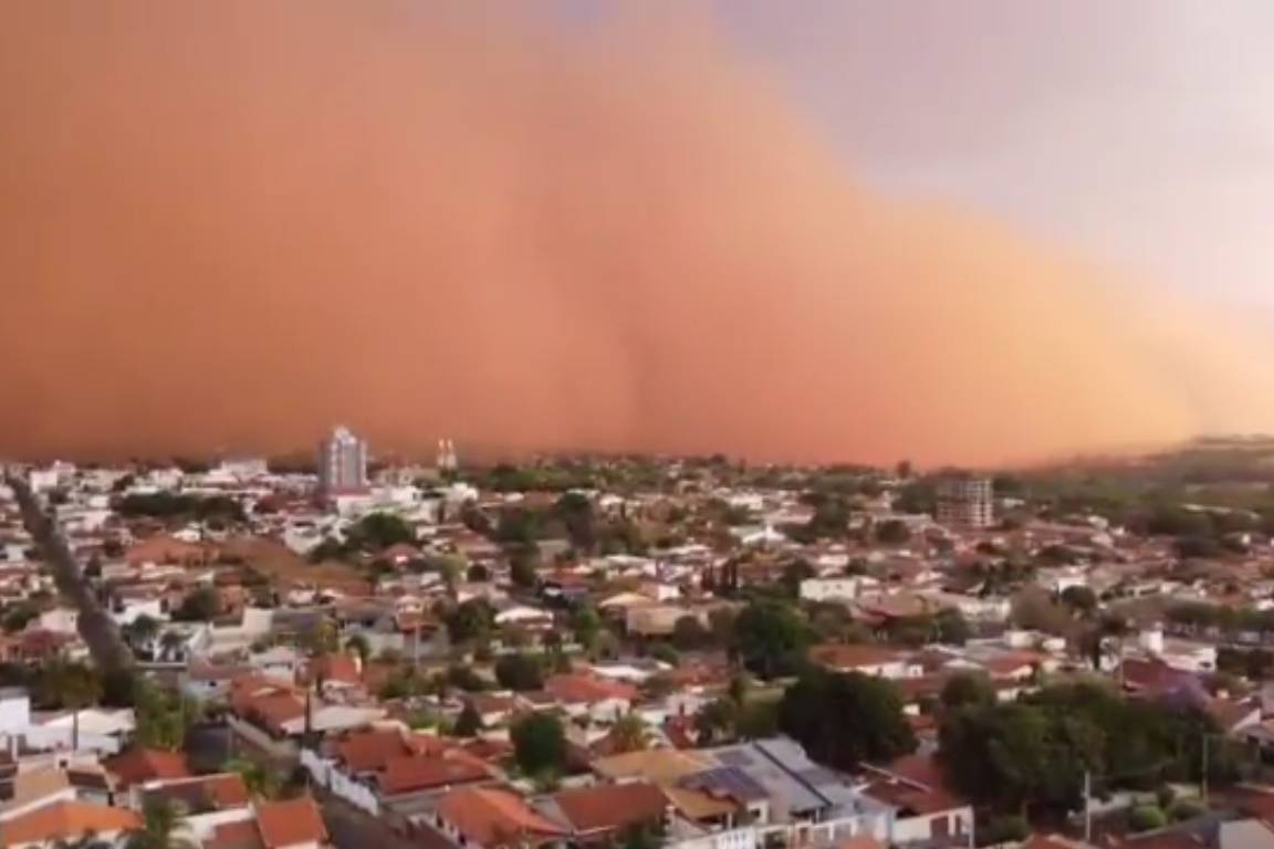 Новости мира / Кадры бушующей стихии в Бразилии опубликовали в Сети очевидцы 