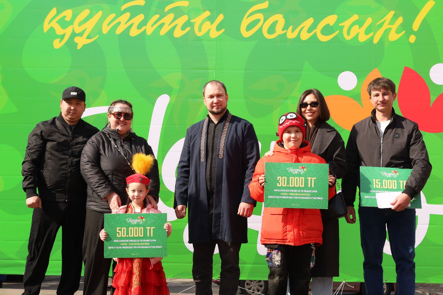 Усть-Каменогорск и ВКО / Усть-Каменогорск / Рекорды Наурыза: как состязались в силе и ловкости устькаменогорцы у Дома дружбы