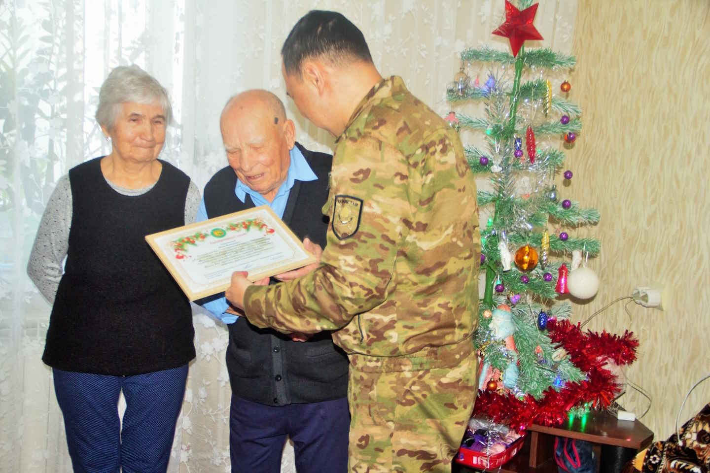 Усть-Каменогорск и ВКО / В ВКО военнослужащие Нацгвардии РК поздравили ветеранов