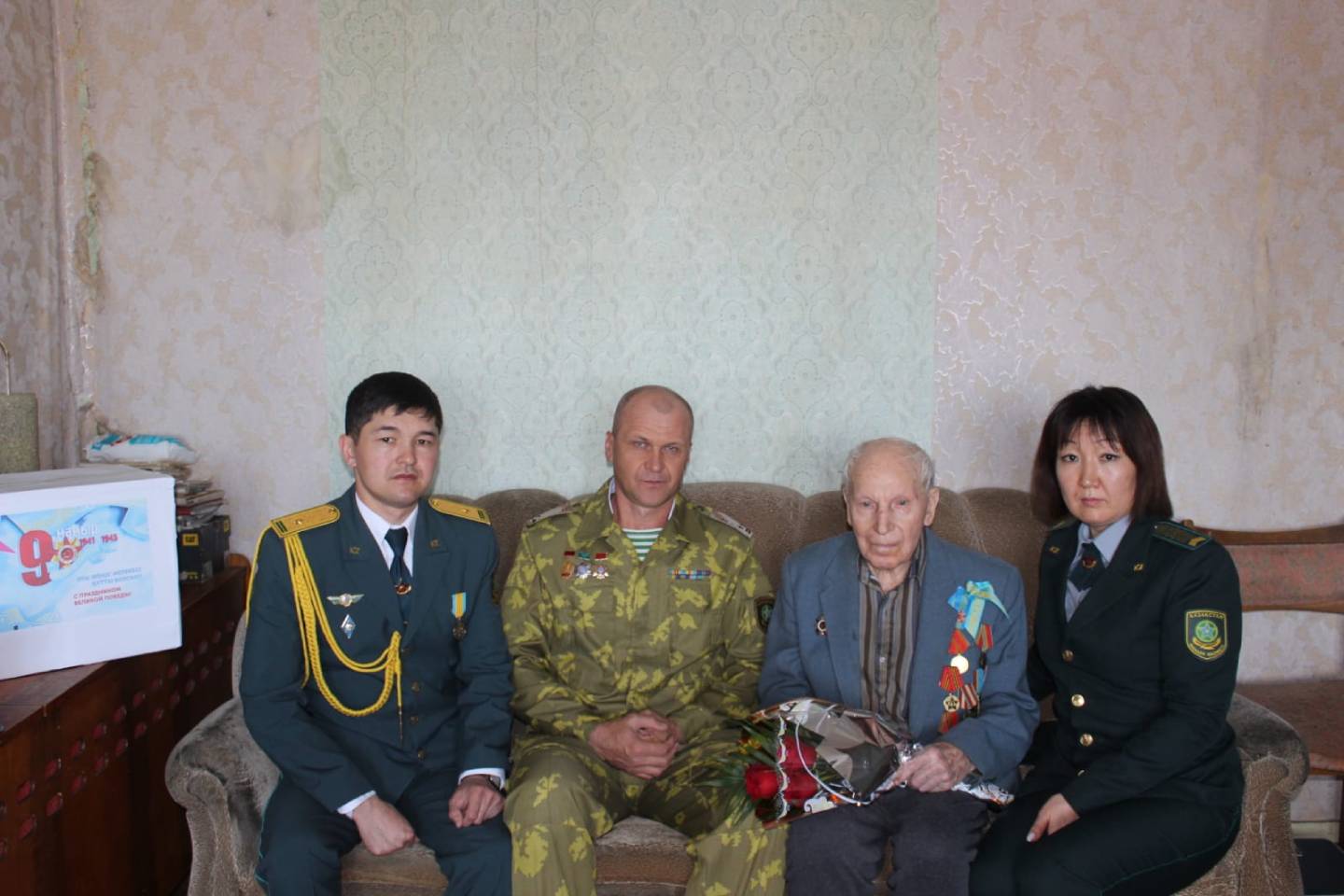 Усть-Каменогорск и ВКО / Накануне Дня Победы пограничники поздравили ветеранов