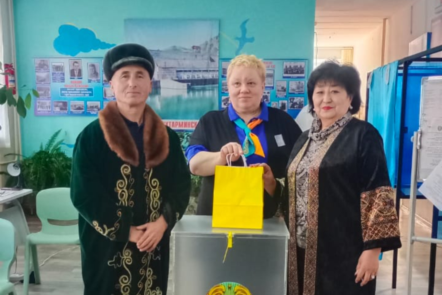 Усть-Каменогорск и ВКО / Референдум в ВКО: первым пяти проголосовавшим вручили призы в районе Алтай