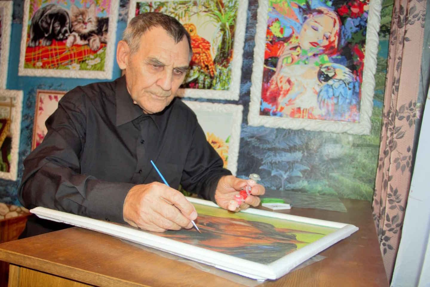 Усть-Каменогорск и ВКО / Ветеран Нацгвардии рисует картины в память о жене