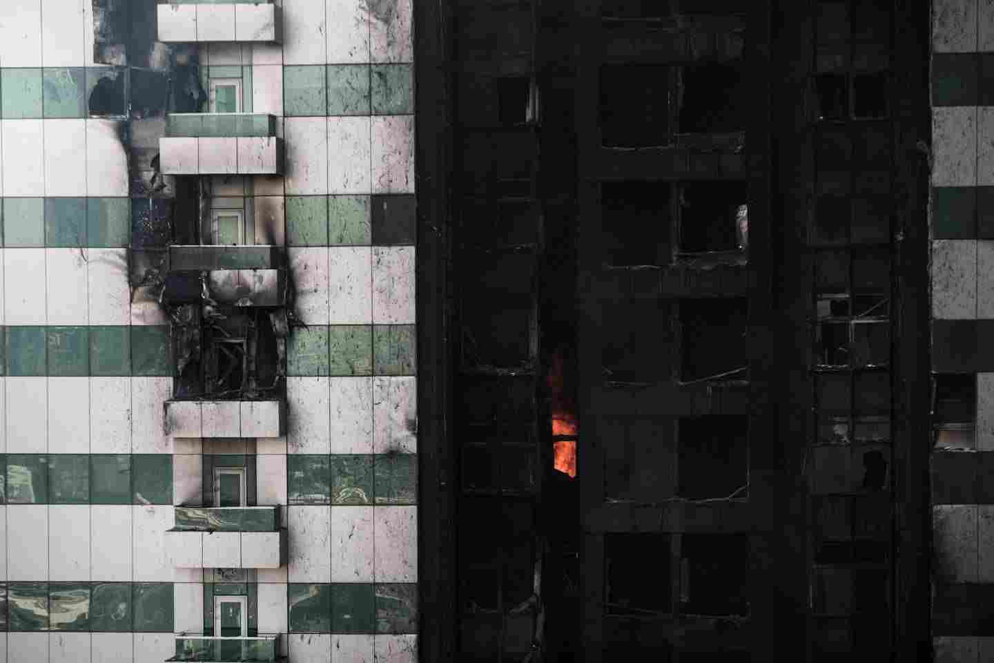 Происшествия в Казахстане и мире / ЧП в Казахстане и в мире / В Гонконге количество жертв крупного пожара превысило 90 человек