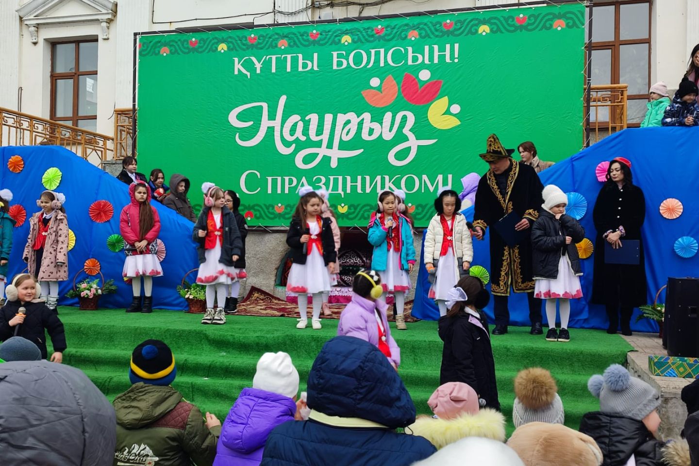 Усть-Каменогорск и ВКО / Усть-Каменогорск / Школьники Усть-Каменогорска масштабно празднуют Наурызнама