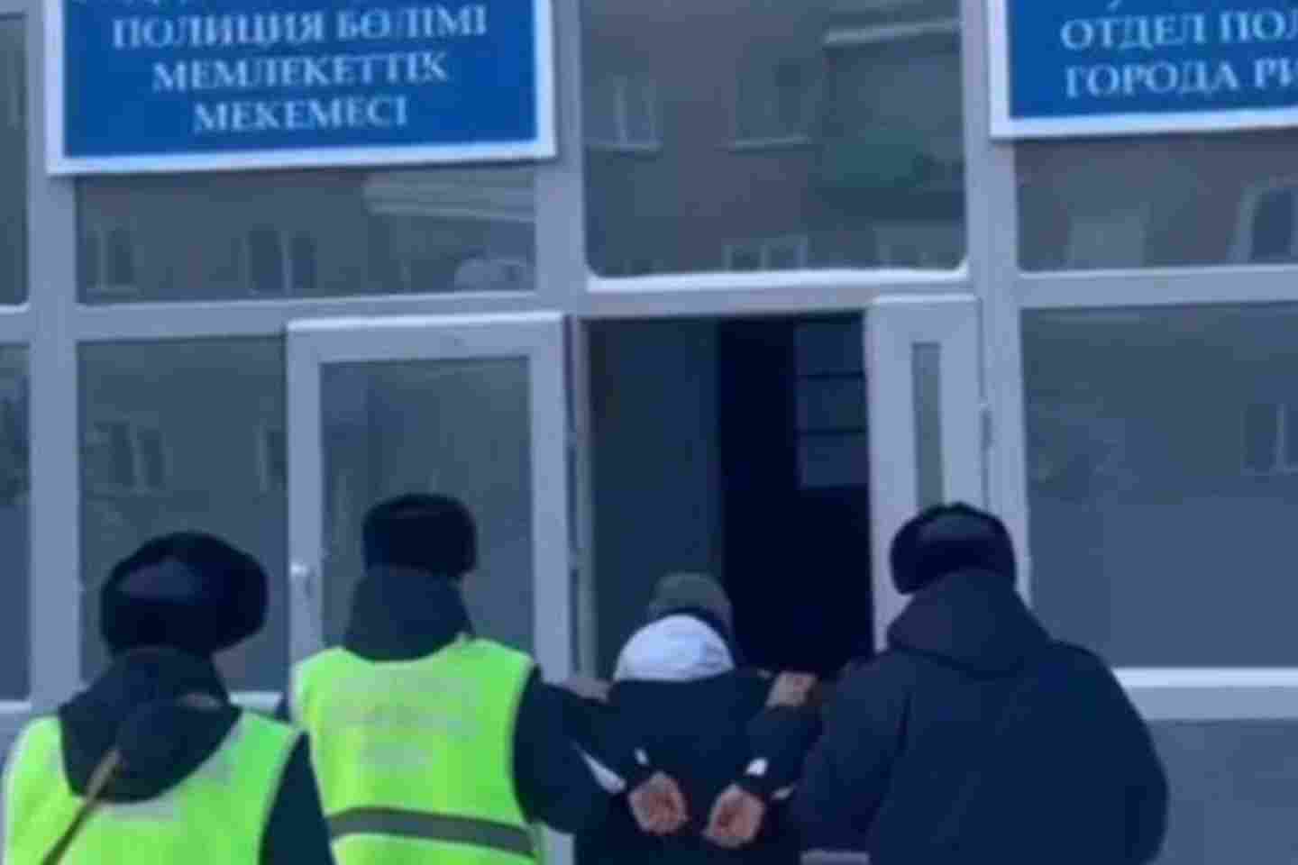 Усть-Каменогорск и ВКО / "Кулинар", жаривший курицу на Вечном огне в Риддере, задержан и наказан Усть-Каменогорск и ВКО / "Кулинар", жаривший курицу на Вечном огне в Риддере, задержан и наказан