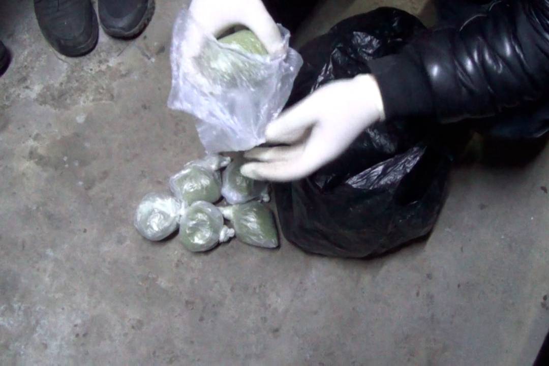 Происшествия в Казахстане и мире / Полицейские Семея задержали наркосбытчика
