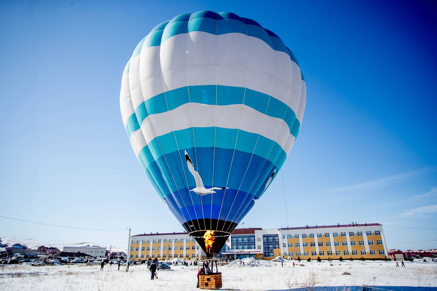 Усть-Каменогорск и ВКО / Усть-Каменогорск / На одном из избирательных участков Усть-Каменогорска горожан встречал надувной шар