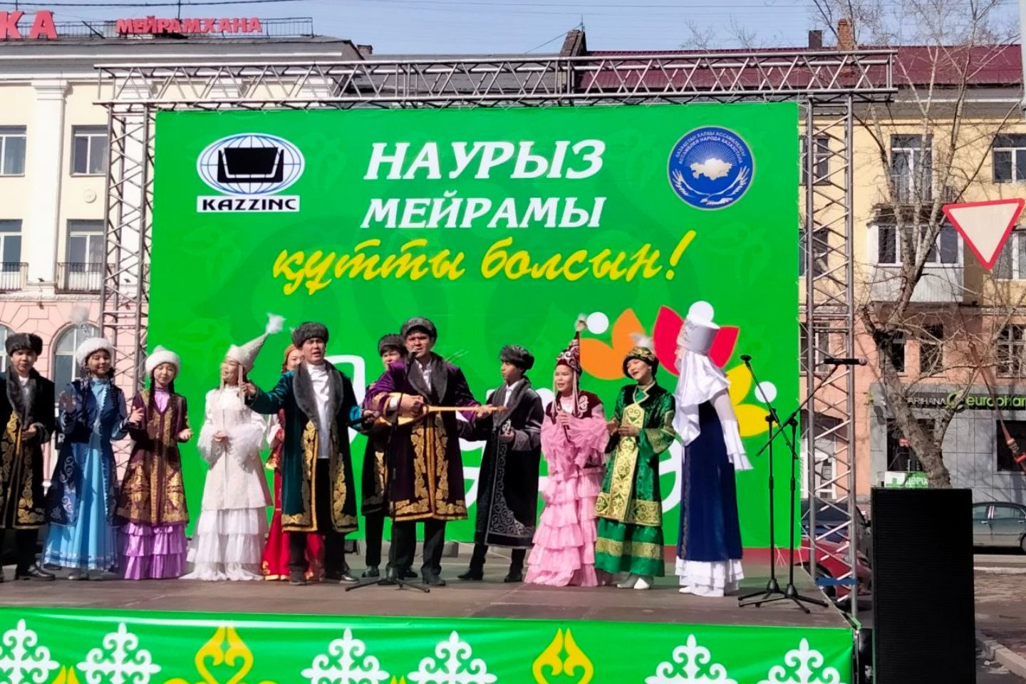 Усть-Каменогорск и ВКО / Усть-Каменогорск / Мира в дом, радости в семью: большой и яркий праздник радует гостей Дома дружбы ВКО