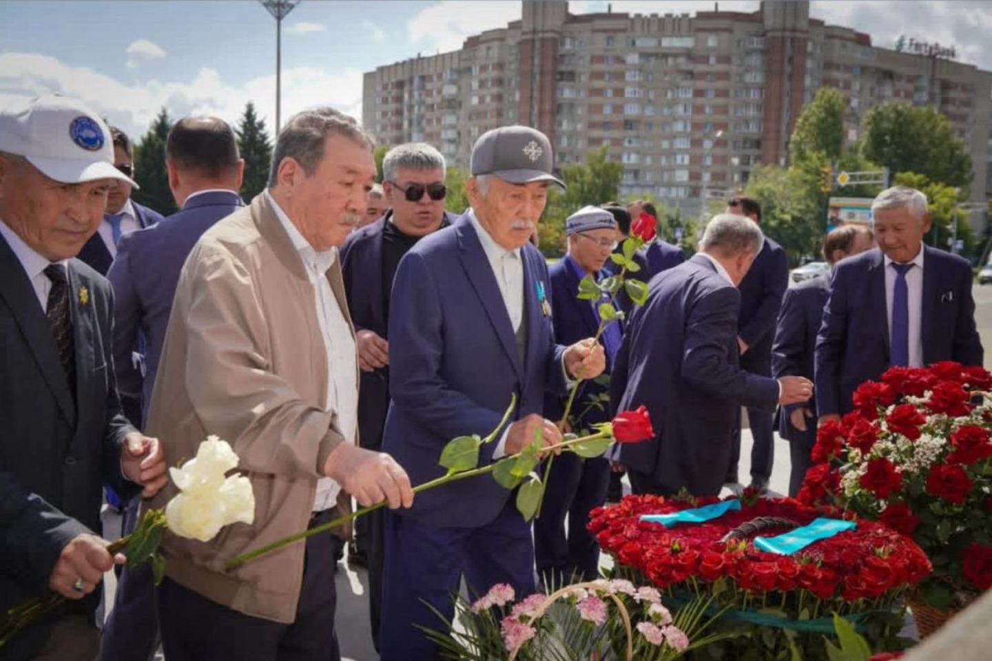 Усть-Каменогорск и ВКО / Өскемендіктер Абай ескерткішіне гүл шоқтарын қойды
