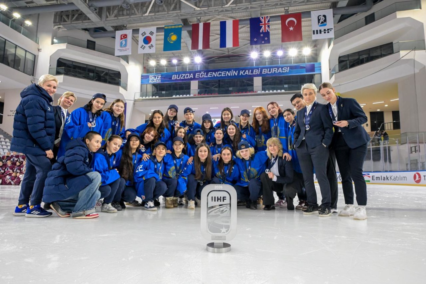 Новости мира / Хоккейші қыздарымыз Әлем чемпионатында жүлделі орыннан көрінді