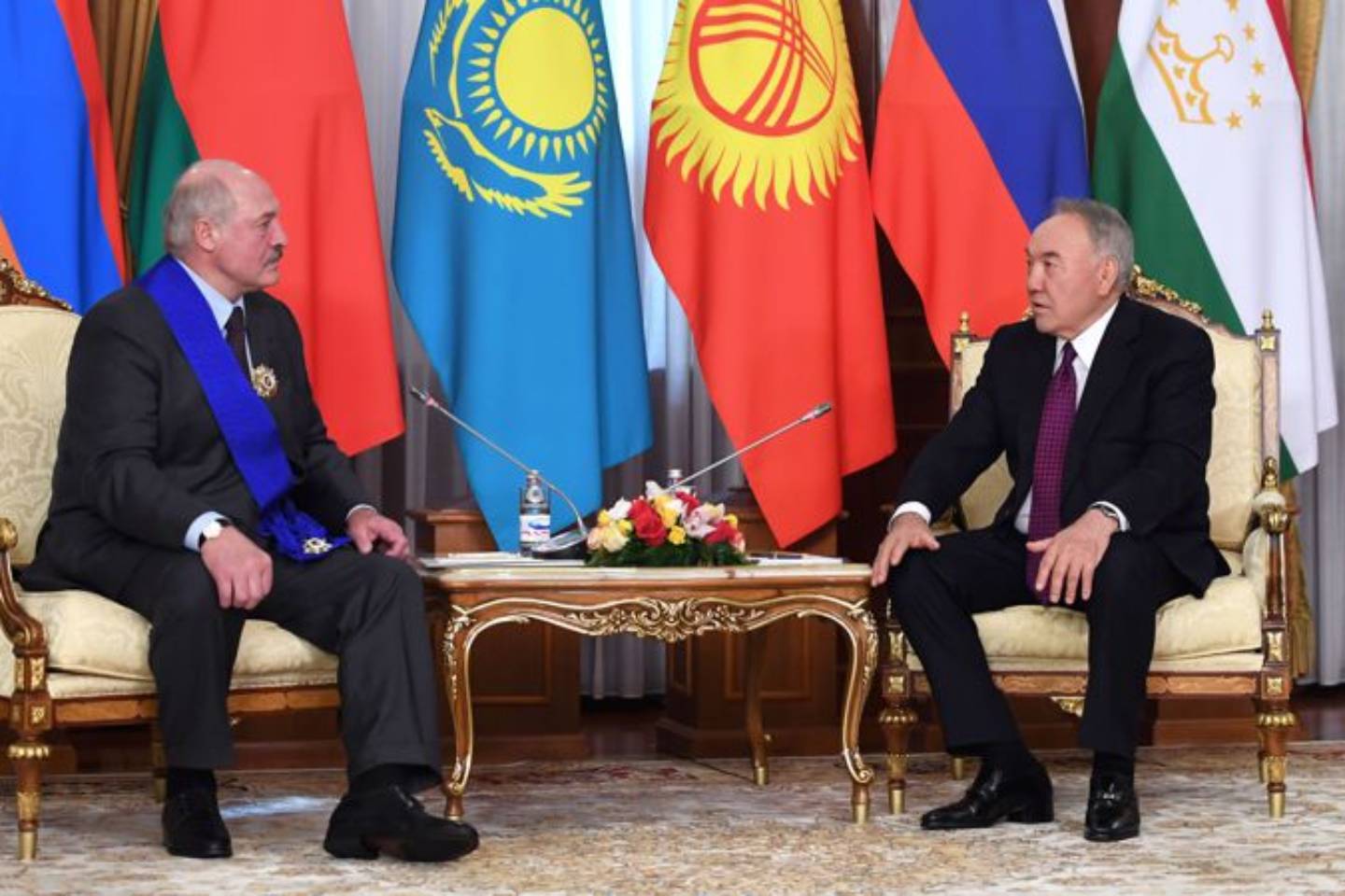 Новости мира / Политика в мире / О чем разговаривали президент Беларуси и Елбасы